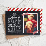 Chalkboard Lettering Helgdag Photo Card Julkort<br><div class="desc">Prisvärda helgdag för utskrift av anpassningsbar med enkla mallar för anpassning. Den här roligten har en snygg, handskriven stil-typografi på ett faux-kritersbakgrund med rödstrippat tvättband runt fotot. Texten lyder: "Hoppas att helgdagarna ger dig många skäl att le". Anpassa den med dina foton, din familj namn, året eller annan anpassningsbar. Omvänd...</div>