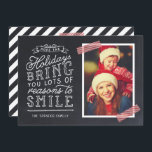 Chalkboard Lettering Helgdag Photo Card Julkort<br><div class="desc">Prisvärda helgdag för utskrift av anpassningsbar med enkla mallar för anpassning. Den här roligten har en snygg, handskriven stil-typografi på ett faux-kritersbakgrund med rödstrippat tvättband runt fotot. Texten lyder: "Hoppas att helgdagarna ger dig många skäl att le". Anpassa den med dina foton, din familj namn, året eller annan anpassningsbar. Omvänd...</div>