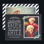 Chalkboard Lettering Helgdag Photo Card Julkort<br><div class="desc">Prisvärda helgdag för utskrift av anpassningsbar med enkla mallar för anpassning. Den här roligten har en snygg, handskriven stil-typografi på ett faux-kritersbakgrund med grönt-remsat tvättband runt fotot. Texten lyder: "Hoppas att helgdagarna ger dig många skäl att le". Anpassa den med dina foton, din familj namn, året eller annan anpassningsbar. Omvänd...</div>