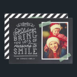 Chalkboard Lettering Helgdag Photo Card Julkort<br><div class="desc">Prisvärda helgdag för utskrift av anpassningsbar med enkla mallar för anpassning. Den här roligten har en snygg, handskriven stil-typografi på ett faux-kritersbakgrund med grönt-remsat tvättband runt fotot. Texten lyder: "Hoppas att helgdagarna ger dig många skäl att le". Anpassa den med dina foton, din familj namn, året eller annan anpassningsbar. Omvänd...</div>