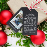Chalkboard Lettering Helgdag Photo Gift-Märkre Presentetikett<br><div class="desc">märkre med helgdag som skrivs ut i anpassningsbar personlig med foton och text. Den här roligten har en dubbelsidig design med snygga, handskrivna stil-typografi på ett faux-kritersbakgrund och ett tvättband i akvariefärgat runt fotot. Texten lyder: "Hoppas att helgdagarna ger dig många skäl att le". Anpassa den med foto, namn eller...</div>