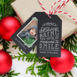 Chalkboard Lettering Helgdag Photo Gift-Märkre Presentetikett<br><div class="desc">märkre med helgdag som skrivs ut i anpassningsbar personlig med foton och text. Den här roligten har en dubbelsidig design med snygga, handskrivna stil-typografi på ett faux-chalkboard-bakgrund och ett grönt-stripe-tvättband runt fotot. Texten lyder: "Hoppas att helgdagarna ger dig många skäl att le". Anpassa den med foto, namn eller annan anpassningsbar....</div>
