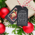 Chalkboard Lettering Helgdag Photo Gift-Märkre Presentetikett<br><div class="desc">märkre med helgdag som skrivs ut i anpassningsbar personlig med foton och text. Den här roligten har en dubbelsidig design med snygga, handskrivna stil-typografi på en faux-kritbakgrund och rödstrimlade tvättband runt fotot. Texten lyder: "Hoppas att helgdagarna ger dig många skäl att le". Anpassa den med foto, namn eller annan anpassningsbar....</div>