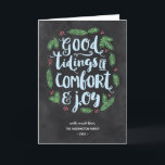 Chalkboard Lettering | Helgdag utan fotomappning Helgkort<br><div class="desc">Den här festliga inbjudan att inte använda fotokort har en vacker,  handskriven typografisk design med texten "Bra tiings of såväl komfort som glädje" i kalligrafi av penselskript. Grönt gräs grenar och röda bär omger den frostade,  ljusblå texten. Utformningen innehåller en bakgrundsbild för kretskort.</div>