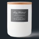 Chalkboard Lettering Personlig-julgåva Mat Etiketter<br><div class="desc">Anpassningsbarnas tryckta presentetiketter för helgdag. Den här roligten har en snygg,  handskriven stil-typografi på ett faux-kritersbakgrund. Texten lyder "God jul". Anpassa den med ditt namn eller annan anpassningsbar. Använda designen verktyg för att redigera texten,  lägga till foton och skapa en unik juletikett för mat eller gåvor.</div>
