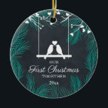Chalkboard Lovebird Vår första jul tillsammans Julgransprydnad Keramik<br><div class="desc">Chalkboard Lovebird vår första jul tillsammans med keramiskt prydnadsföremål. Anpassa med din anpassningsbar på både framsidan och baksidan.</div>