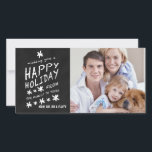 CHALKBOARD LYCKLIG HELGDAG PHOTO-KORT JULKORT<br><div class="desc">CHALKBOARD LYCKLIG HELGDAG PHOTO-KORT. Roligtens krittypsnitt används på en svart bakgrund för kriteffekt. ÖNSKAR EN LYCKLIG HELGDAG FRÅN VÅR FAMILJ TILL DIG. Anpassa med ditt namn och din familjefoto. Elke Clarke© for Monogram Gallery. Kontakta butiken om du vill ha ett annat ordspråk</div>