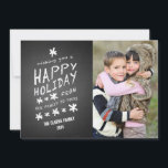 CHALKBOARD LYCKLIG HELGDAG PHOTO-KORT JULKORT<br><div class="desc">CHALKBOARD LYCKLIG HELGDAG PHOTO-KORT. Roligtens krittypsnitt som används på en svart rityta med utskriven fotoeffektbakgrund. ÖNSKAR EN LYCKLIG HELGDAG FRÅN VÅR FAMILJ TILL DIG. Anpassa med ditt namn och din familjefoto. Elke Clarke© finns på ww.zazzle.com/monogramgallery. Kontakta butiken om du vill ha ett annat ordspråk.</div>