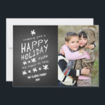 CHALKBOARD LYCKLIG HELGDAG PHOTO-KORT JULKORT<br><div class="desc">CHALKBOARD LYCKLIG HELGDAG PHOTO-KORT. Roligtens krittypsnitt som används på en svart rityta med utskriven fotoeffektbakgrund. ÖNSKAR EN LYCKLIG HELGDAG FRÅN VÅR FAMILJ TILL DIG. Anpassa med ditt namn och din familjefoto. Elke Clarke© finns på ww.zazzle.com/monogramgallery. Kontakta butiken om du vill ha ett annat ordspråk.</div>
