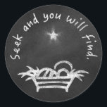 Chalkboard Manger Runt Klistermärke<br><div class="desc">julens verkliga innebörd med den här chalkboard-mangerscenen och den enkla sanningen: "sök och sök och hitta".</div>