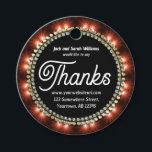 Chalkboard med Passion Fire säger tack Gåvor Etiketter<br><div class="desc">Den djärva moderna typografin brinner med röd glöd som trimmas i faux guld och diamantmarkeringar för Tack för tillfällen. Anpassa med texten. Säg tack till de gäster som var med i party eller kom på en när du levererade något som din kund har köpt,  på paket eller på kvittot.</div>