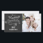 CHALKBOARD MERRY ALLT JULKORT<br><div class="desc">SKICKA UT DEN HÄR CHALKBOAREN OCH JULHÄLSNINGAR BARA ALLA CHRISTMAS-FOTOKORT MED ETT VIKTIGT TECKENSNITT MED SVAROR. PERSONLIG MED NAMN,  FOTO OCH ÅR ELLER ANNAN TEXT SOM EN FAMILY MONOGRAM INITIAL ELLER DIN JULHÄLSNINGAR MEDDELANDE.</div>