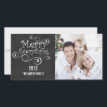 CHALKBOARD MERRY ALLT JULKORT<br><div class="desc">SKICKA UT DEN HÄR CHALKBOAREN OCH JULHÄLSNINGAR BARA ALLA CHRISTMAS-FOTOKORT MED ETT VIKTIGT TECKENSNITT MED SVAROR. PERSONLIG MED NAMN,  FOTO OCH ÅR ELLER ANNAN TEXT SOM EN FAMILY MONOGRAM INITIAL ELLER DIN JULHÄLSNINGAR MEDDELANDE.</div>