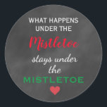 Chalkboard Mistletoe Helgdag Sticker Runt Klistermärke<br><div class="desc">Den här förseglingen för det vackra kuvertet är påsatt med det söta ordspråket "Vad händer under Mistletoe, Stays under Mistletoe, på en kritersbakgrund, ge det en roligt och ett trendig känns. Denna kuvertförslutning koordinerar perfekt med Helgdag för schalkboard Mistletoe. Om det behövs ytterligare samordningsposter kan du bara kontakta oss på...</div>