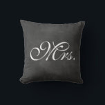 Chalkboard Mrs Pillow Kudde<br><div class="desc">Finare-typen på en illustrerad bakgrund på en kalkbräda accentuerar den här kudden för bord, soffa eller säng från hjärtat. Den samordnande kollegan Cushion finns också tillgänglig. Om du vill ändra färg: klicka på knappen "anpassa", klicka på textraden om du vill ändra den på högerna, klicka på korallrektangeln ovanför och välj...</div>