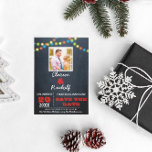 Chalkboard Multi Ljus Red Bröllop spara datum Meddelande Vykort<br><div class="desc">Den här Chicen för Avslappnad Spara postkortets datum är perfekten för att meddela bröllop! Lägg till ett eget foto och anpassa texten till vad du vill. Ytterligare Färg och samordningsposter tillgängliga.</div>