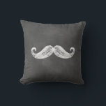 Chalkboard Mustache utomhus Pillow Kudde<br><div class="desc">Det här är en söt utomhusdyna för nylingarna, på en illustrerad bakgrund av kretskort. Baksidan av denna kriterskudda är dekorerad med en Mr., som lätt kan bytas ut mot en namn eller tas bort. Kuddens samordning med läppar är också tillgänglig, och skapar dem perfekt för ett utomhuspars bord eller nylavindäcket...</div>