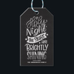 Chalkboard Oh Heliga Night Letar jul Sång Presentetikett<br><div class="desc">Heliga kväll,  stjärnorna lyser väldigt. Anpassadets helgdag-märkre med handskript med faux-kritbakgrund. Anpassa genom att lägga till namn och meddelanden. Den här märkrn med julklappar är tillgänglig i många olika bakgrunder.</div>