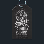 Chalkboard Oh Heliga Night Letar jul Sång Presentetikett<br><div class="desc">Heliga kväll,  stjärnorna lyser väldigt. Anpassadets helgdag-märkre med handskript med faux-kritbakgrund. Anpassa genom att lägga till namn och meddelanden. Den här märkrn med julklappar är tillgänglig i många olika bakgrunder.</div>