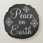 Chalkboard Peace on Earth Pillow Rund Kudde<br><div class="desc">Ett chalkboard-program i färg dekorerar denna fred på jorden,  julkudden. Den här helgdag är underbar för ett sovrum,  ett gästrum,  en reflektor,  vintagens dekoration,  en stråldekoration,  jul,  juldekoration,  helgdag dekoder osv... designen kommer från originalkonst.</div>