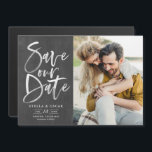 Chalkboard-penselkalligrafi - Spara datum Magnetisk Inbjudningskort<br><div class="desc">Meddela familj och vänner din bröllop dejt med anpassadet spara datum magneter. Den har en handskriven modern kalligrafi. Den här snyggten är spara datum meddelande-magnet perfekt för rustik och lada bröllop. Anpassa genom att lägga till ett eget foto och information.</div>