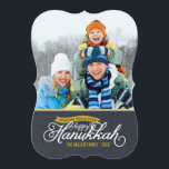 Chalkboard-skript Hanukkah-fotokort Julkort<br><div class="desc">Modern kalligrafi av Hanukkah-helgdag fotokortsskript i chic,  typografi av eleganten faux chalkboard struktur. Anpassa designen med anpassningsbarnas foto och namn. Klicka på knappen Anpassa om du vill lägga till mer text och foton på baksidan och skapa en egen unik design av ett slag!</div>