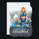 Chalkboard-skript Hanukkah-fotokort Julkort<br><div class="desc">Modern kalligrafi av Hanukkah-helgdag fotokortsskript i chic,  typografi av eleganten faux chalkboard struktur. Anpassa designen med anpassningsbarnas foto och namn. Klicka på knappen Anpassa om du vill lägga till mer text och foton på baksidan och skapa en egen unik design av ett slag!</div>