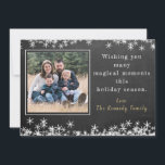 Chalkboard Snowflake-familjens fotojul Julkort<br><div class="desc">Skicka det här rustiska schalkboard- och snöflingkortet för julhälsning för att önska din familj och dina vänner en magisk festsäsong. Anpassa med familjens foto och meddelande. Mallfotot kredit: Foto av Kaitlyn Horton om Unsplash</div>