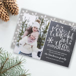Chalkboard Snowflake God jul Photo | Julkort<br><div class="desc">Ett vackert typografiskt baserat helgdag-fotokort har ett familjefoto. "Det är den mest underbara tiden på året" visas i vit,  handskriven typografi på en kol-grått-kritbakgrund accentuerad med vitt snöflingor. Anpassa kortet med din hälsning,  familj namn och namn. På baksidan visar kortet en snöflinga mönster med lätt grått-bakgrund.</div>