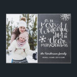 Chalkboard Snowflake God jul Photo Vykort<br><div class="desc">Ett vackert typografiskt baserat helgdag-vykort med ett familjefoto. "Det är den mest underbara tiden på året" visas i vit,  handskriven typografi på en kol-grått-kritbakgrund accentuerad med vitt snöflingor. Anpassa kortet med din hälsning,  familj namn och namn.</div>