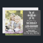 Chalkboard Snowflake-Helgdag-fotokort Julkort<br><div class="desc">Lägg till ditt favoritfamiljefoto till de här helgdag med ett svartbords- och snöflingformat med ord kan Dina dagar vara ärliga och ljusa. Baksidan av vinter- eller julkortet har en röd och vit snöflinga mönster. Bild © Chrissy H. Studios,  LLC. Alla rättigheter förbehållna.</div>