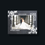 Chalkboard Snowflake Newlyged julfoto Canvastryck<br><div class="desc">Anpassa arbetsytan med ett foto från bröllop eller ett foto av dig och din nya make eller fru som njuter av livet tillsammans. Perfekt för den här arbetsytan innehåller snöflingor och typsnittet skrivmaskin.</div>