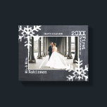 Chalkboard Snowflake Newlyged julfoto Canvastryck<br><div class="desc">Anpassa arbetsytan med ett foto från bröllop eller ett foto av dig och din nya make eller fru som njuter av livet tillsammans. Perfekt för den här arbetsytan innehåller snöflingor och typsnittet skrivmaskin.</div>