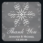 Chalkboard Snowflake Tack Label Fyrkantigt Klistermärke<br><div class="desc">Den vackra snöflingan med blommigt och mönster och hjärtformade snö och isreflektioner bakom den. En söt kritbakgrund i olika grått-nyanser. De här partierna föredrar etiketter och klistermärken är perfekt för en helgdag på vintern eller jultemat. Art © Chrissy H. Studios,  LLC. Alla höger reserverade.</div>