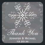 Chalkboard Snowflake Tack Label Fyrkantigt Klistermärke<br><div class="desc">Den vackra snöflingan med blommigt och mönster och hjärtformade snö och isreflektioner bakom den. En söt kritbakgrund i olika grått-nyanser. De här partierna föredrar etiketter och klistermärken är perfekt för en helgdag på vintern eller jultemat. Art © Chrissy H. Studios,  LLC. Alla höger reserverade.</div>