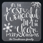 Chalkboard Snowflake Wonderful God jul Fyrkantigt Klistermärke<br><div class="desc">Vackra typografibaserade helgdag. "Det är den mest underbara tiden på året" visas i vit,  handskriven typografi på en kol-grått-kritbakgrund accentuerad med vitt snöflingor.</div>