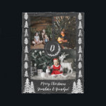 Chalkboard Snowy Julgranar Helgdag Fleecefilt<br><div class="desc">Låt det snöa med den här riken, uppsamling av jewelton-helgdag. Anpassadets foton står i centrum för utformningen, som är förskönad med ett julmonogram på en brev. Gräs träd accentuerar hörnen och snö hamnar i bakgrunden för att lägga till struktur. Ett anpassade hälsning i ett lantbruksmanus tillför en visuell känsla till...</div>