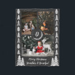Chalkboard Snowy Julgranar Helgdag Fleecefilt<br><div class="desc">Låt det snöa med den här riken, uppsamling av jewelton-helgdag. Anpassadets foton står i centrum för utformningen, som är förskönad med ett julmonogram på en brev. Gräs träd accentuerar hörnen och snö hamnar i bakgrunden för att lägga till struktur. Ett anpassade hälsning i ett lantbruksmanus tillför en visuell känsla till...</div>