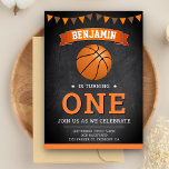 Chalkboard Sports Basketball 1:a födelsedag Party Inbjudningar<br><div class="desc">Förbluffa dina gäster med det här coola basketbolltemat födelsedagsfest inbjudan med en basket med modern typografi mot en bakgrund av en krita. Lägg bara till din händelseinformation i den här mallen som är enkel att använda för att göra den till en inbjudan av typen en. Vänd kortet över för att...</div>