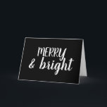 Chalkboard Stil Merry Bright Helgdag jul Kort<br><div class="desc">Den här roligten och det vismliga stil-kortet kommer att göra någons helgdag! På svart bakgrund står ord "MERRY & bright" i vit handskriven text-stil. Insidan av kortet lyder: "Önskar en glad julhelg", nu i svart på vit bakgrund. Byt ut någon av formuleringarna mot dina egna meddelanden om du vill. Perfekt...</div>