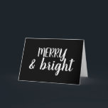 Chalkboard Stil Merry Bright Helgdag jul Kort<br><div class="desc">Den här roligten och det vismliga stil-kortet kommer att göra någons helgdag! På svart bakgrund står ord "MERRY & bright" i vit handskriven text-stil. Insidan av kortet lyder: "Önskar en glad julhelg", nu i svart på vit bakgrund. Byt ut någon av formuleringarna mot dina egna meddelanden om du vill. Perfekt...</div>