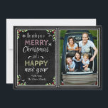 Chalkboard Stil Vi önskar er ett God jul Julkort<br><div class="desc">Jullkort i stil,  i klack,  med chalkboard stil typografi,  snöflingor,  julblommor och krans. Visa fodral ditt vackra bilder i den söta kritan som ritas gräns.</div>