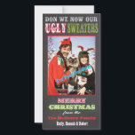 Chalkboard Ugly jul Sweater Photo Card Julkort<br><div class="desc">Toppen,  roligt chalkboard,  läskpapp Vult julsött fotoport med roligt typsnitt på en krita eller svart brädbakgrund. Byt bara ut fotot som visas med din familj porträtt och justera för att passa. Du har problem,  bara kontakta mig! McBooboos illustration av hand plockade.</div>