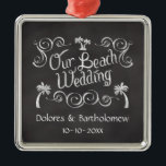 Chalkboard vårt Beach Wedand Julgransprydnad Metall<br><div class="desc">Trendig och populär svartbrädesbakgrund i träkol-grått med vit, handskriven text. Det påminner om en gammal byteshandel eller vintage. Ta tillbaka vintage stil med en dammig skifferskrivtavla. Kusten är en perfekt ställe för att fira de stora bröllopsdagarna med detta tema, använda detta nyckelspel som en tjänst eller ett omhuldat minnesmärke för...</div>