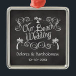 Chalkboard vårt Beach Wedand Julgransprydnad Metall<br><div class="desc">Trendig och populär svartbrädesbakgrund i träkol-grått med vit, handskriven text. Det påminner om en gammal byteshandel eller vintage. Ta tillbaka vintage stil med en dammig skifferskrivtavla. Kusten är en perfekt ställe för att fira de stora bröllopsdagarna med detta tema, använda detta nyckelspel som en tjänst eller ett omhuldat minnesmärke för...</div>