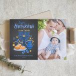 Chalkboard Watercolor Menorah Lycklig Hanukkah Pho Julkort<br><div class="desc">Lycklig Hanukkah! Skicka Hanukkah önskemål till familj och vänner med det här anpassadets platta fotokort. Den har vattenfärgade illustrationer av Hanukkah-symboler som Hanukkiah eller menorah,  sufganiyot,  oliver och dreidel på en faux chalkboard-bakgrund. Anpassa genom att lägga till namn och ett foto.</div>