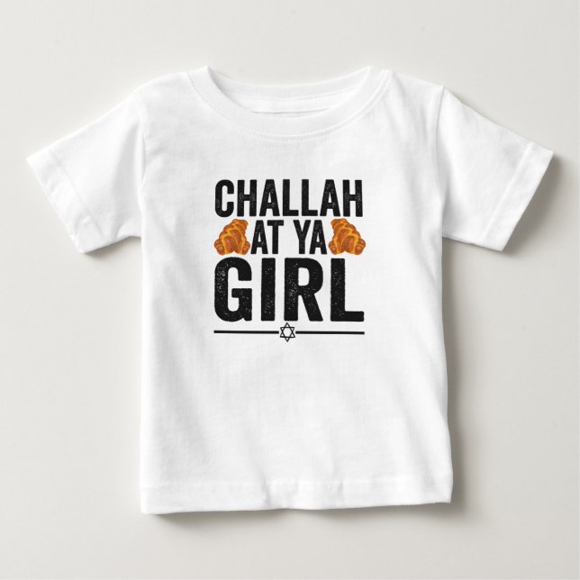 Challah at Ya Girl Funny Jewish Hanukkah Holiday T Shirt (Framsida)