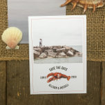 Chambray Lobster Rustic Bröllop Photo Spara Datumet<br><div class="desc">En rustik nautiska bröllop spara datum med en illustration av en röd hummer med anpassningsbar på framsidan. Bakåt är den kambray färg vattenfärgsinspirerade designen.</div>