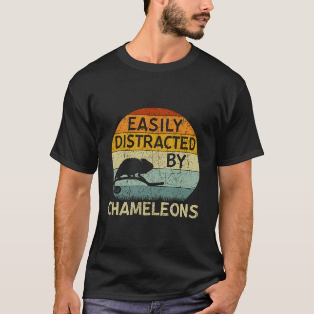 Chameleon Easily Distracted By Chameleons T Shirt (Framsida)