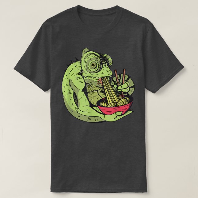 Chameleon Eating Ramen Noodles Funny  T Shirt (Design framsida)